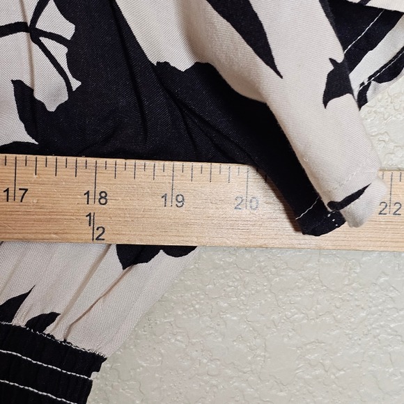 NWT H&M Black White Floral Print Midi Dress Flutter Sleeve Smocked Waist Women L - Picture 8 of 9